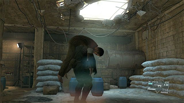 Podejdź do inżyniera i podnieś go - Odnalezienie i uratowanie inżyniera | Misja 5 - Over the Fence - Metal Gear Solid V: The Phantom Pain - poradnik do gry