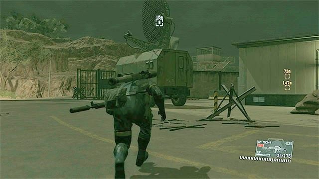 Po tym jak zniszczysz znajdujący się na polu naftowym Mfinda Oilfield zbiornik gra wyświetli krótką cut-scenkę, z której dowiesz się, że oddziały wroga zostały o tym zaalarmowane - Ucieczka z pola naftowego | Misja 13 - Pitch Dark | Solucja Metal Gear Solid V - Metal Gear Solid V: The Phantom Pain - poradnik do gry