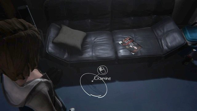 Podejdź do kanapy widocznej na obrazku, a obok niej znajdziesz ślady na ziemi - Life is Strange: Dark Room, Rozdział 2 - solucja, opis przejścia - Life is Strange - poradnik do gry