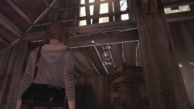 Po nieudanej próbie otwarcia kłódki, podejdź do widocznego na obrazku podwyższenia i wespnij się na niego - Life is Strange: Dark Room, Rozdział 4 - solucja, opis przejścia - Life is Strange - poradnik do gry