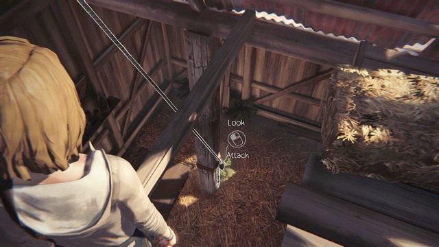 W trakcie eksploracji Max wpadnie na pomysł użycia dźwigni, liny oraz starego silnika do otwarcia włazu w ziemi - Life is Strange: Dark Room, Rozdział 4 - solucja, opis przejścia - Life is Strange - poradnik do gry