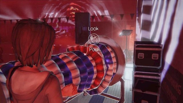 Żeby dostać się tam inną drogą, przejdź na drugą stronę basenu i popchnij widoczną na obrazku blokadę - Life is Strange: Dark Room, Rozdział 4 - solucja, opis przejścia - Life is Strange - poradnik do gry