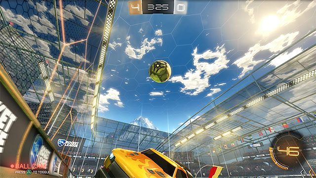 Dzięki załączonej opcji Ball Cam możesz m.in. z większą łatwością wygrywać pojedynki główkowe - Rocket League: Czy stosować funkcję Ball Cam? - Rocket League - poradnik do gry