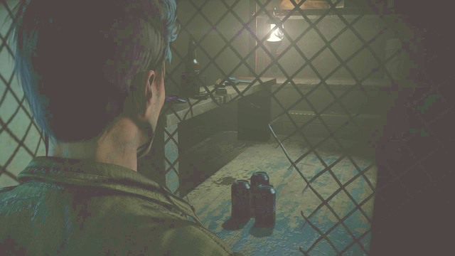 Przy siatce znajdziesz kurtkę oraz rewolwer - wymagane, by kontynuować - Until Dawn: Rozdział 5 - solucja, opis przejścia - Until Dawn - poradnik do gry