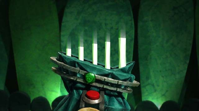 Wychodząc od pierwotnego ustawienia kryształów, trzeba rozmieścić je w następujący sposób: drugi w otworze pierwszym, czwarty w otworze drugim, pierwszy w otworze trzecim, piąty w otworze czwartym, a trzeci w otworze piątym - Szmaragdowa komnata | Czwarta wieża w Armikrog - Armikrog - poradnik do gry