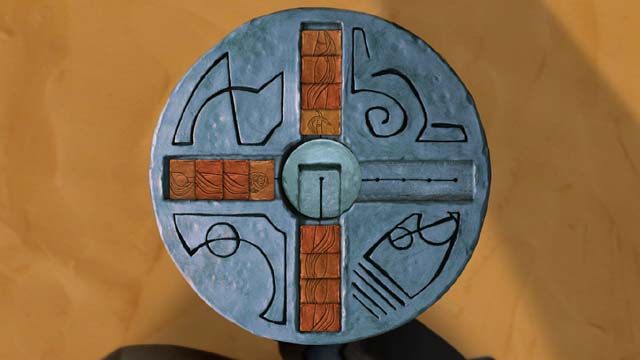 Najpierw z prawego ramienia przesuń dwa ciemniejsze kwadraty na dół, następnie pierwszy z brzegu jaśniejszy kwadrat ze wzorkiem daj na lewe ramię, a kolejny jaśniejszy kwadrat ze wzorkiem na ramię górne - Wejście do wieży | Trzecia wieża w Armikrog - Armikrog - poradnik do gry