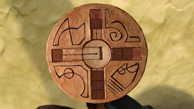 Najpierw przesuń kolejno oba blokujące ciemne kwadraty z lewego ramienia na dół krzyża - Wejście do wieży | Druga wieża w Armikrog - Armikrog - poradnik do gry