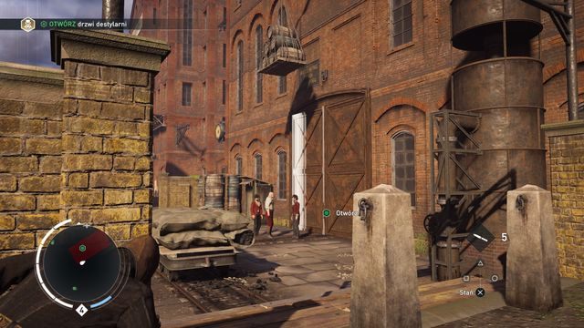 Po rozpoczęciu zadania zeskocz do stogu siana poniżej i zaczaj się przy murku, mając wejście widoczne przed sobą (screen) - 02 - Selekcja nienaturalna | Solucja Assassins Creed Syndicate - Assassins Creed: Syndicate - poradnik do gry