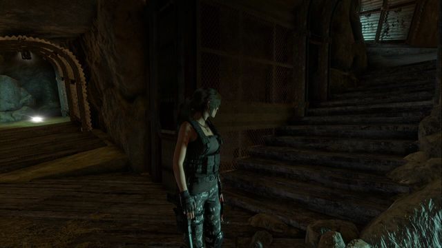 Za schodami skręć w lewo, z prawej strony znajdziesz Zestaw surwiwalowy. - Grobowiec - Czerwona kopalnia [2/9] | Kompleks radziecki - Rise of the Tomb Raider - poradnik do gry