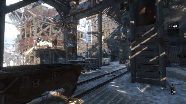 Kilka kroków dalej Lara będzie miała okazję wypróbowania nowej broni - Rise of the Tomb Raider: Dotrzyj do wejścia do kopalni | Znów sama - Rise of the Tomb Raider - poradnik do gry