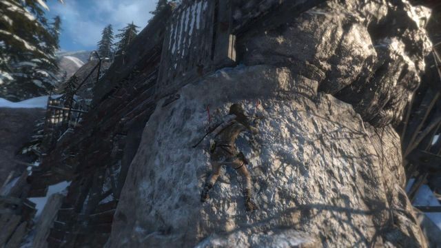 Przejdź po wąskim fragmencie rusztowania i skocz w kierunku skalnej ściany nie zapominając, aby wbić w nią czekan - Rise of the Tomb Raider: Dotrzyj do wejścia do kopalni | Znów sama - Rise of the Tomb Raider - poradnik do gry
