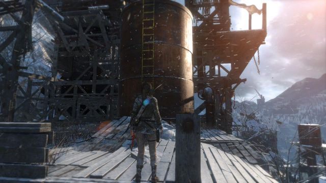 Wespnij się po drabinie na wielki zbiornik i przeskocz ze zbiornika do krawędzi wyższego poziomu - Rise of the Tomb Raider: Dotrzyj do wejścia do kopalni | Znów sama - Rise of the Tomb Raider - poradnik do gry