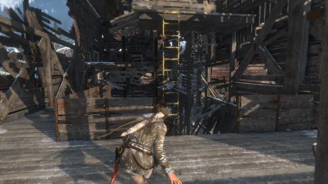 Po zabiciu strażnika przeskocz na żółtą drabinkę i wspinaj się wyżej, aby dojść do kolejnego piętra huty - Rise of the Tomb Raider: Dotrzyj do wejścia do kopalni | Znów sama - Rise of the Tomb Raider - poradnik do gry