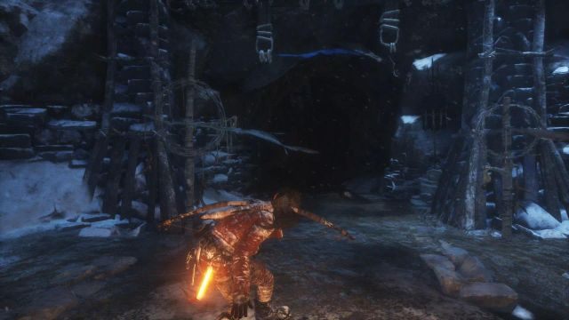 Po likwidacji zagrożenia ze strony żołnierzy Trójcy pora iść do jaskini, w której schronił się niedźwiedź - Rise of the Tomb Raider: Pokonaj niedźwiedzia | Syberia - solucja - Rise of the Tomb Raider - poradnik do gry