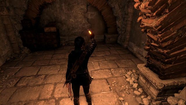 W miejscu, gdzie podczas głównego zadania zrzucasz ciężarówkę w przepaść przechodzisz następnie do niższej sali - Artefakty, freski i skrzynie | Opuszczona kopalnia | Rise of the Tomb Raider - Rise of the Tomb Raider - poradnik do gry