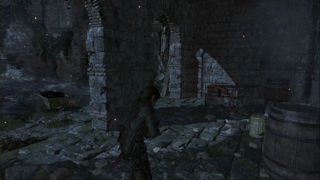 Na dziedzińcu, zaraz po wejściu przez bramę zagrodzoną przeszkodą - Skrzynie i freski | Akropol | Skarby i sekrety w Rise of the Tomb Raider - Rise of the Tomb Raider - poradnik do gry