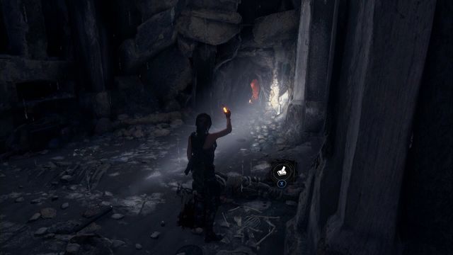 Tuż przed wejściem w pobliże obozu Komnata archiwów, przy ciele z prawej strony - Skrzynie | Podtopione archiwa | Skarby i sekrety w Rise of the Tomb Raider - Rise of the Tomb Raider - poradnik do gry