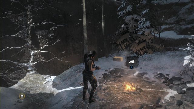 Skrzynka leży przy ognisku w obozie Stacja Pogodowa - Artefakty i freski | Baza badawcza | Skarby i sekrety w Rise of the Tomb Raider - Rise of the Tomb Raider - poradnik do gry
