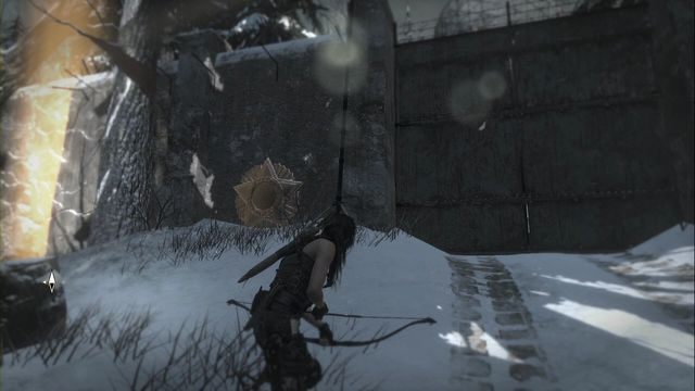 Z lewej strony bramy, przy wyjściu z lasu - Artefakty i freski | Baza badawcza | Skarby i sekrety w Rise of the Tomb Raider - Rise of the Tomb Raider - poradnik do gry