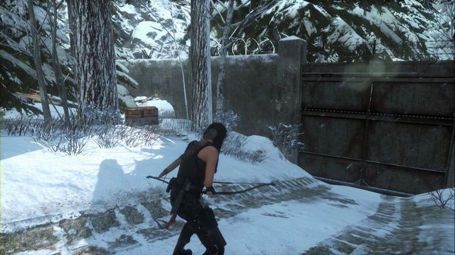Kawałek za lodowiskiem odbij w prawo, skrzynia znajduje się pomiędzy drzewami, przy murze - Skrzynie i wyzwania | Baza badawcza | Skarby i sekrety w Rise of the Tomb Raider - Rise of the Tomb Raider - poradnik do gry