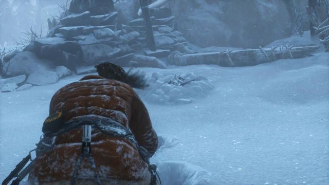 Przemarznięta i wycieńczona Lara musi znaleźć miejsce, w którym będzie mogła się ogrzać - Rise of the Tomb Raider: Znajdź miejsce na schronienie | Syberia - solucja - Rise of the Tomb Raider - poradnik do gry