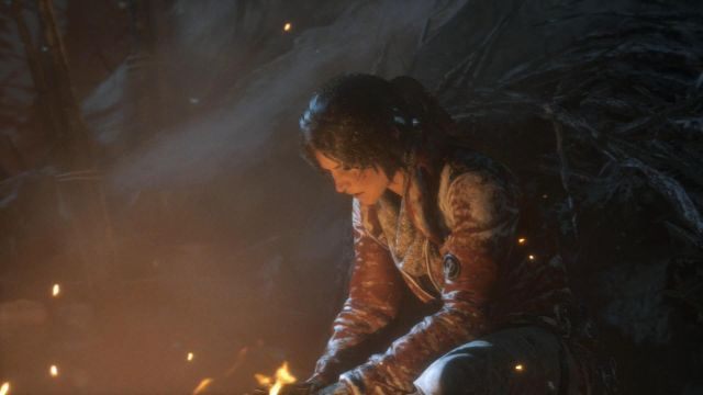 Mając surowce cofnij się kilkanaście kroków w kierunku opuszczonego obozowiska i obejrzyj jak Lara przygotowuje swoją pierwszą, prymitywną, ale jednocześnie najskuteczniejszą broń, czyli łuk - Rise of the Tomb Raider: Wróć do obozu i rozpal ogień | Syberia - solucja - Rise of the Tomb Raider - poradnik do gry