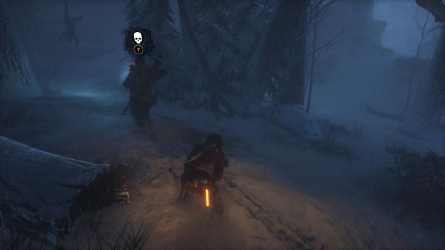 Po chwili obok dziewczyny przechodzić będzie następny wróg - Rise of the Tomb Raider: Przekradnij się obok żołnierzy Trójcy | Syberia - Rise of the Tomb Raider - poradnik do gry