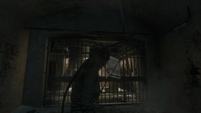 Nad kratą celi znajduje się owinięta sznurem deska - Rise of the Tomb Raider: Stwórz drogę ucieczki | Nieoczekiwane odkrycie - Rise of the Tomb Raider - poradnik do gry