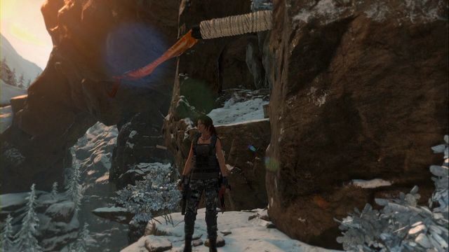 Po dotarciu na teren grobowca Głos Boga przeskocz na drugą stronę, po krawędziach i ścianie wspinaczkowej - Zestawy surwiwalowe | Kompleks radziecki | Skarby w Rise of the Tomb Raider - Rise of the Tomb Raider - poradnik do gry