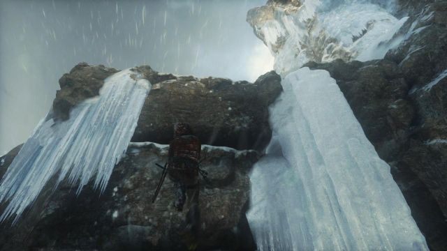 Larze uda się wbić czekan w lód z odpowiednią siłą, aby ten utrzymał jej ciężar - Rise of the Tomb Raider: Wejdź na szczyt góry - solucja - Rise of the Tomb Raider - poradnik do gry