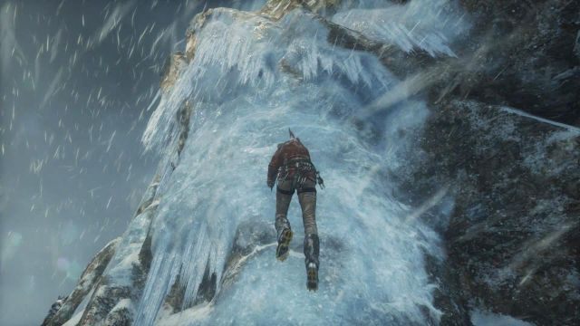 Podejdź do lodowej ściany i u jej stóp wbij czekan w lód - Rise of the Tomb Raider: Wejdź na szczyt góry - solucja - Rise of the Tomb Raider - poradnik do gry