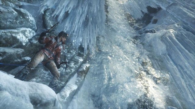 Kiedy odzyskasz kontrolę nad postacią Lary przesuń się w prawo, a następnie wykonaj skok na pokryty lodem fragment ściany skalnej - Rise of the Tomb Raider: Wejdź na szczyt góry - solucja - Rise of the Tomb Raider - poradnik do gry