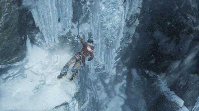 Lara wisi na linie, której drugi koniec przymocowany jest do Jonah - Rise of the Tomb Raider: Wejdź na szczyt góry - solucja - Rise of the Tomb Raider - poradnik do gry