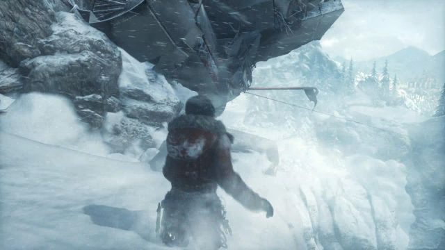 Przy końcu wraku samolotu wybij się w górę, aby chwycić wystający z ogona maszyny metalowy pręt - Rise of the Tomb Raider: Wejdź na szczyt góry - solucja - Rise of the Tomb Raider - poradnik do gry