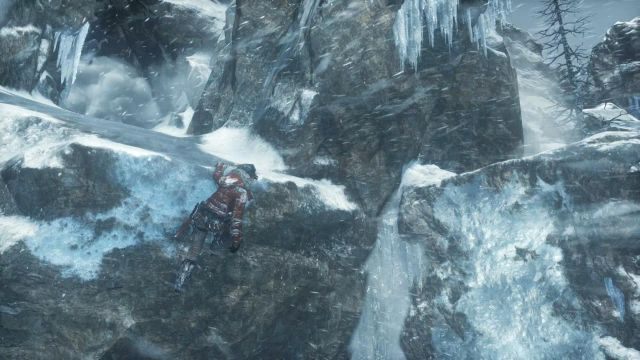 Kiedy tylko Lara zawiśnie na krawędzi skały natychmiast przeskocz w prawą stronę używając czekana - Rise of the Tomb Raider: Wejdź na szczyt góry - solucja - Rise of the Tomb Raider - poradnik do gry