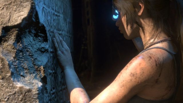 Na środku komnaty znajduje się monolit z napisami w języku greckim - Rise of the Tomb Raider: Przeszukaj komnatę zdobioną freskami | Syria - solucja - Rise of the Tomb Raider - poradnik do gry