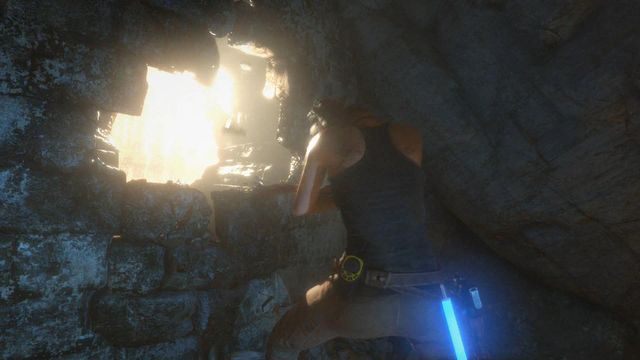Po wykopaniu monet wejdź w ślepą odnogę korytarza z czwartym freskiem - Rise of the Tomb Raider: Przeszukaj komnatę zdobioną freskami | Syria - solucja - Rise of the Tomb Raider - poradnik do gry