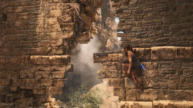Przesuwaj się w lewo i przeskocz na drugą stronę dziury w murze, po czym wejdź na górę - Rise of the Tomb Raider: Znajdź wejście do Grobowca Proroka | Syria - solucja - Rise of the Tomb Raider - poradnik do gry