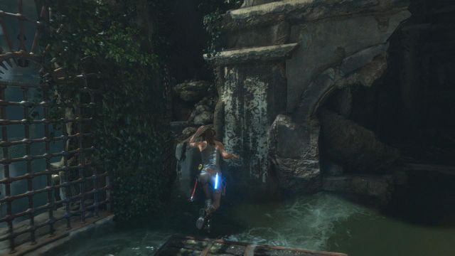 Wskocz ponownie na drewnianą platformę i tym razem pozwól zmyć się strumieniowi wypływającej wody - Rise of the Tomb Raider: Wejdź na górę głównej komnaty grobowca | Syria solucja - Rise of the Tomb Raider - poradnik do gry