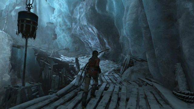 Obiegnij grotę dookoła, a z prawej strony znajdziesz przejście prowadzące do dalszej części podziemnego kompleksu - Rise of the Tomb Raider: Podążaj szlakiem mongolskim | Syberia - solucja - Rise of the Tomb Raider - poradnik do gry