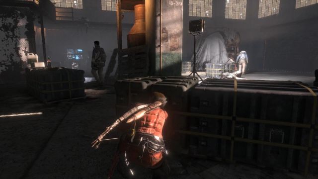 Znajdziesz się w dużym pomieszczeniu w rodzaju hangaru - Rise of the Tomb Raider: Znajdź wejście do starego więzienia | W szeregach wroga - Rise of the Tomb Raider - poradnik do gry