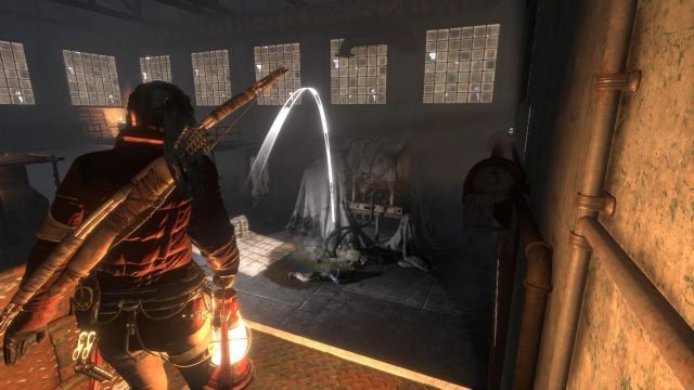 Po rusztowaniach dostać się na piętro hangaru - Rise of the Tomb Raider: Znajdź wejście do starego więzienia | W szeregach wroga - Rise of the Tomb Raider - poradnik do gry