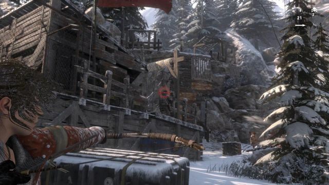 Do znajdującego się domku i obozowiska żołnierzy nie podchodź od frontu, ale przez śniegowe zaspy, od tyłu - Rise of the Tomb Raider: Zjedź na teren więzienia | Nieoczekiwane odkrycie - Rise of the Tomb Raider - poradnik do gry