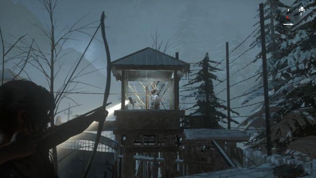 Po zastrzeleniu strażnika na palisadzie, przejdź kilka kroków w prawo i wejdź na daszek szopy - Rise of the Tomb Raider: Przeszukaj centrum dowodzenia | Droga ucieczki - Rise of the Tomb Raider - poradnik do gry