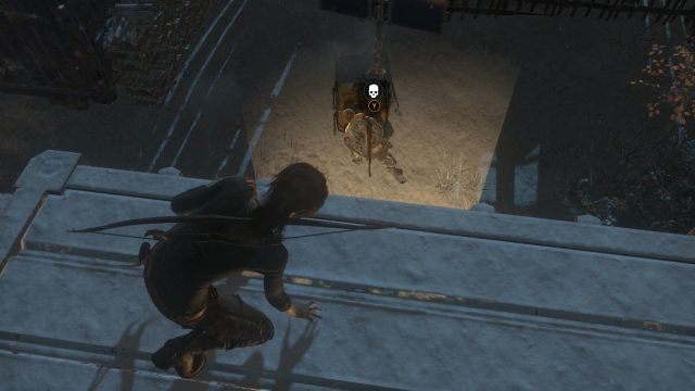 Przejdź na koniec dachu pomieszczenia kontrolnego i skocz na żołnierza znajdującego się niżej - Rise of the Tomb Raider: Przeszukaj centrum dowodzenia | Droga ucieczki - Rise of the Tomb Raider - poradnik do gry