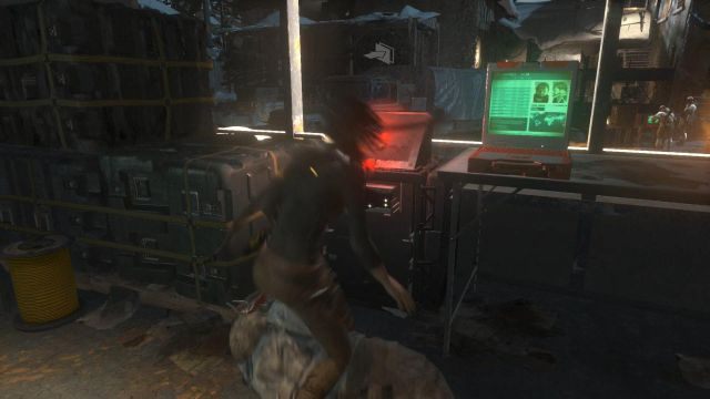 Wejdź po cichu przez drzwi do pomieszczenia kontrolnego i uduś gościa stojącego przy komputerze - Rise of the Tomb Raider: Przeszukaj centrum dowodzenia | Droga ucieczki - Rise of the Tomb Raider - poradnik do gry