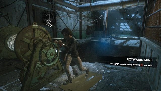 W pewnym momencie znajdziesz się w pomieszczeniu, w którym nie będzie można przejść przez zalaną wodą część podłogi z powodu dotykającego powierzchni cieczy kabla elektrycznego - Rise of the Tomb Raider: Dotrzyj do starej stacji | Gdzie pieprz rośnie - Rise of the Tomb Raider - poradnik do gry