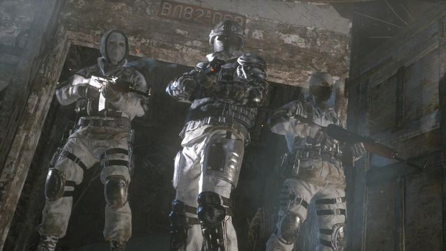 Pod koniec walki na polu bitwy pojawi się żołnierz ubrany w pancerz - Rise of the Tomb Raider: Dotrzyj do starej stacji | Gdzie pieprz rośnie - Rise of the Tomb Raider - poradnik do gry