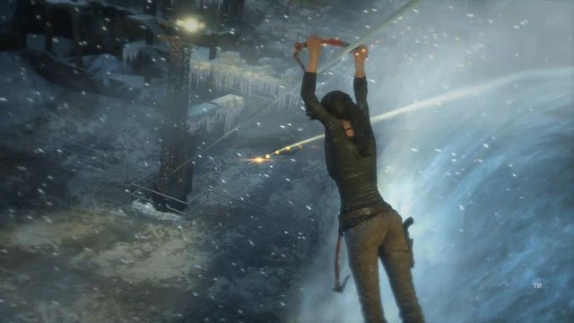 Po kilkudziesięciu sekundach ucieczki zjedź po rozciągniętych linach - Rise of the Tomb Raider: Przeżyj w lodowatej wodzie | Zbieg - Rise of the Tomb Raider - poradnik do gry