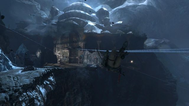 Kiedy zabijesz wszystkich przejdź korzystając z liny pod wielkie zamknięte wrota do dalszej części kompleksu - Rise of the Tomb Raider: Wyważ drzwi | Skrót - Rise of the Tomb Raider - poradnik do gry